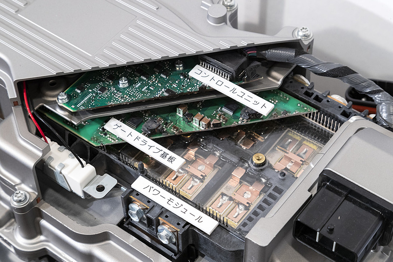 PCU（パワーコントロールユニット）内にあるVCU（ボルテージコントロールユニット）に、新発想の「T字コア」を採用した磁気結合インダクターを採用。磁束の漏れを相互作用で打ち消す構造により、センサー類や信号線をコンパクトにまとめることが可能になった