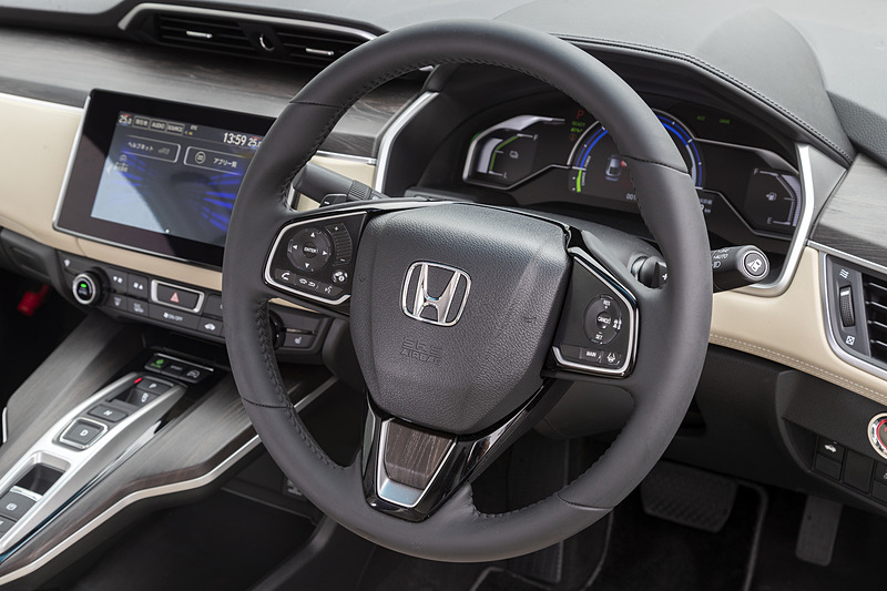 クラリティ PHEVは本革巻ステアリングを標準装備