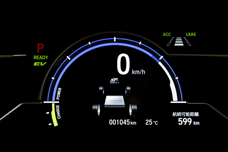 「デジタルグラフィックメーター」は、中央に走行状態を示す「パワー/チャージメーター」をレイアウトし、半円状のメーターにあるブルーのラインでモーターだけで走行できる領域を表現