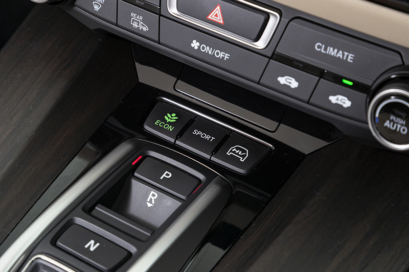 モード切替スイッチはセンターコンソール前方側に配置