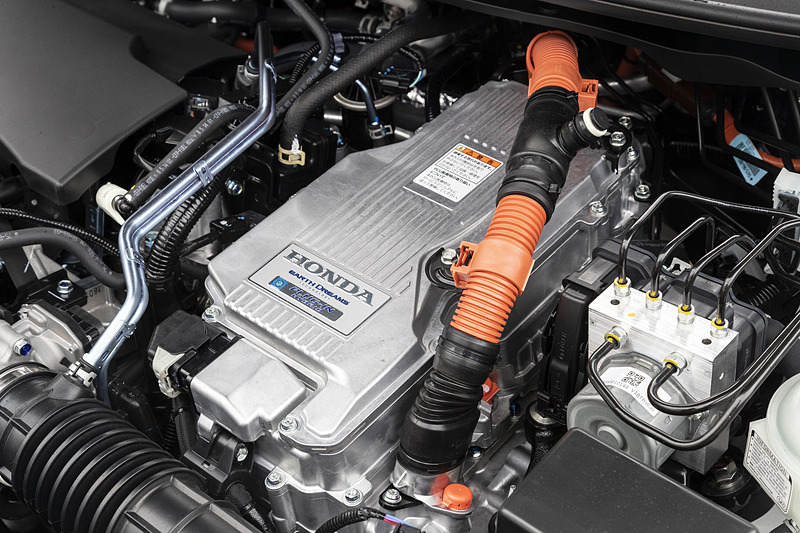 クラリティ PHEVのエンジンルーム。最高出力77kW(105PS)/5500rpm、最大トルク134Nm(13.7kgfm)/5000rpmを発生する直列4気筒DOHC 1.5リッターの「LEB」型アトキンソンサイクルエンジンを搭載。右側(助手席側)にあるPCUの下に、トランスミッションと2つのモーターを組み合わせたハイブリッドユニットをレイアウト。走行用の「H4」型モーターは最高出力135kW(184PS)/5000-6000rpm、最大トルク315Nm(32.1kgfm)/0-2000rpmを発生