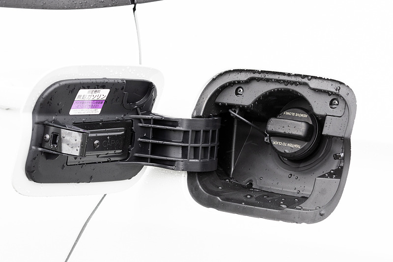 AC200V対応の普通充電ポートを左フロントフェンダーの後方に、給油口を左リアフェンダー前方に配置