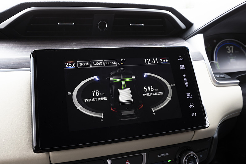 8インチワイドディスプレイを採用するホンダ インターナビは、航続可能距離や充電スタンドの検索と目的地設定などの専用機能を採用