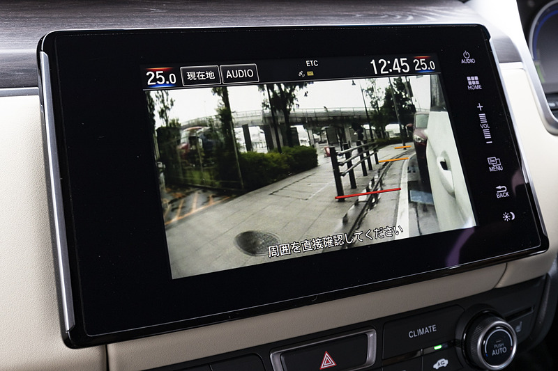 ウインカーレバーに設定されたボタンを押すと、8インチワイドディスプレイに「LaneWatch（レーンウォッチ）」の画面を表示。助手席側ドアミラーに設置されたカメラで撮影された映像内に、後続車との車間距離が分かりやすいよう後方10m、20mの位置に黄色いバーを表示。赤いバーは自車の後端を示している