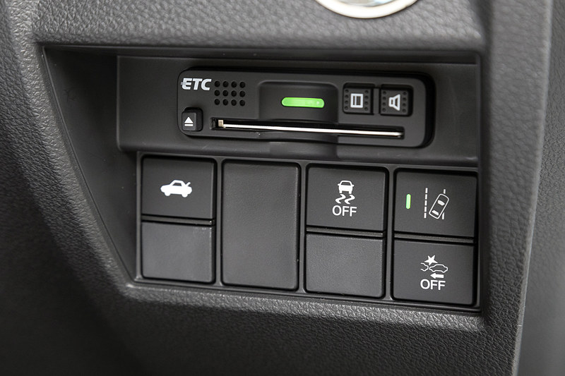 運転席の右側前方に、ETC車載器や安全運転システム「Honda SENSING」関連のスイッチ類をレイアウト