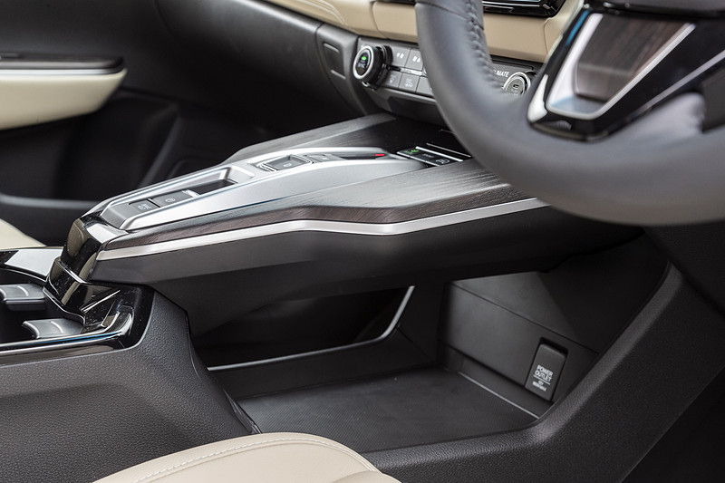 フローティングタイプのエレクトリックギアセレクターの下に、手荷物などを置ける収納スペースを設定。スマートフォンなどの充電に便利なUSB端子やHDMI端子を用意する