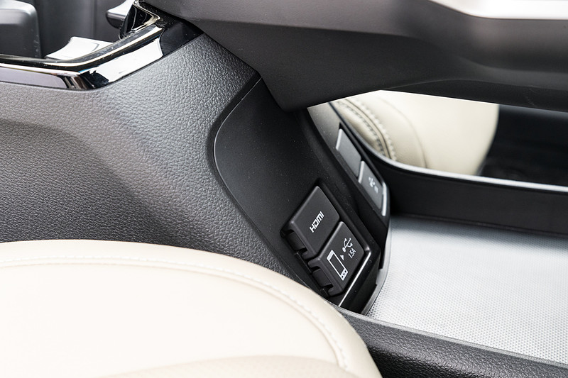 フローティングタイプのエレクトリックギアセレクターの下に、手荷物などを置ける収納スペースを設定。スマートフォンなどの充電に便利なUSB端子やHDMI端子を用意する