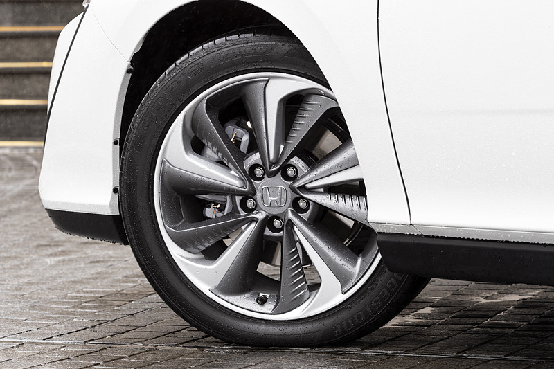 タイヤサイズは前後235/45 R18。ホイール内にレゾネーターを備える「ノイズリデューシングアルミホイール」を標準装備