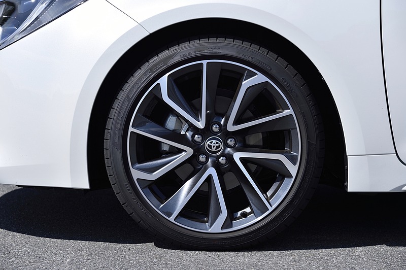 アルミホイールは切削光輝＋ダークグレーメタリック塗装/センターオーナメント付となり、タイヤサイズは225/40 R18