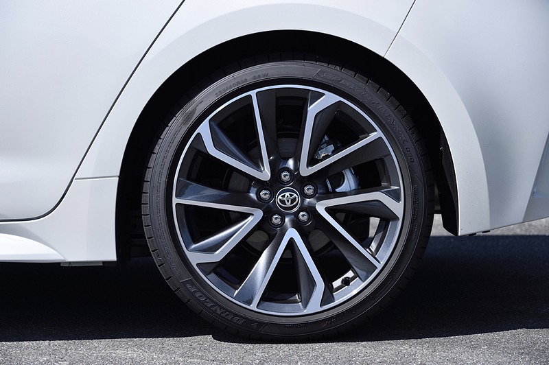 アルミホイールは切削光輝＋ダークグレーメタリック塗装/センターオーナメント付となり、タイヤサイズは225/40 R18