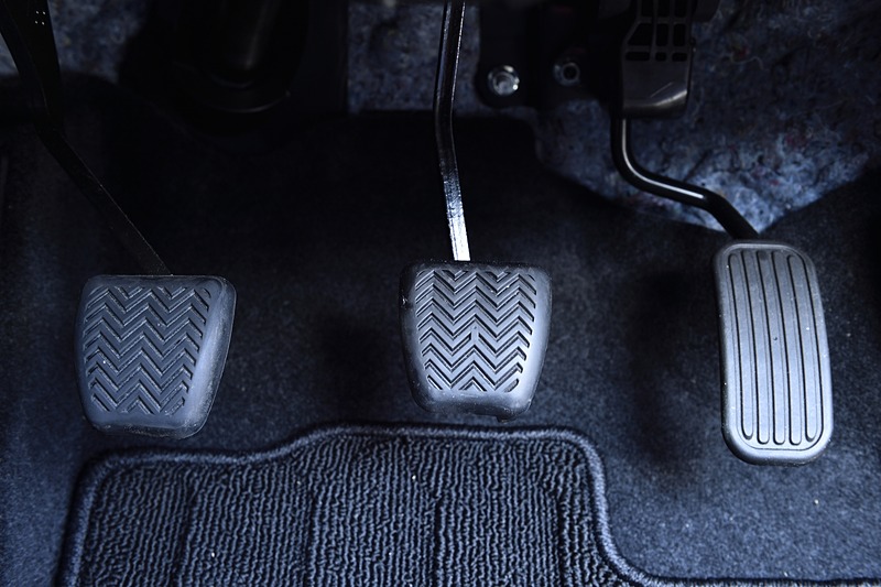 ペダルはシンプルな樹脂製