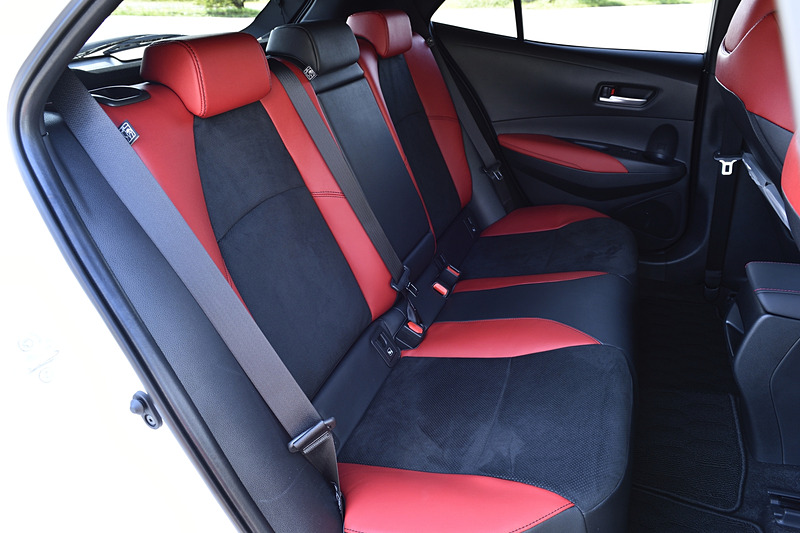 撮影車は「本革＋ウルトラスエード（センシャルレッド/サテンメッキ加飾付）」（17万5500円高）のスポーツシートを装着