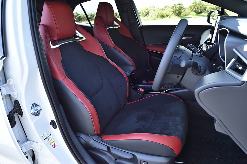 撮影車は「本革＋ウルトラスエード（センシャルレッド/サテンメッキ加飾付）」（17万5500円高）のスポーツシートを装着
