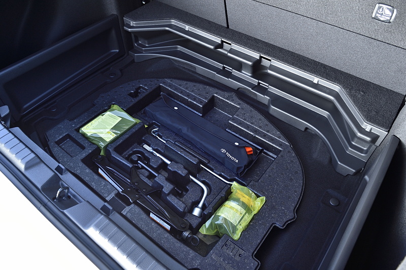 タイヤパンク応急修理キットを搭載