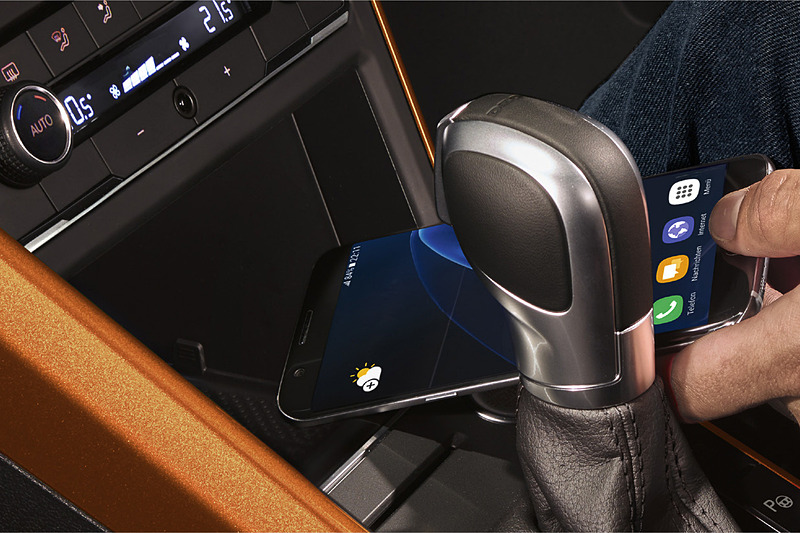 ワイヤレス充電規格「Qi（チー）」に対応したスマートフォンを対象にした「スマートフォン ワイヤレスチャージング」