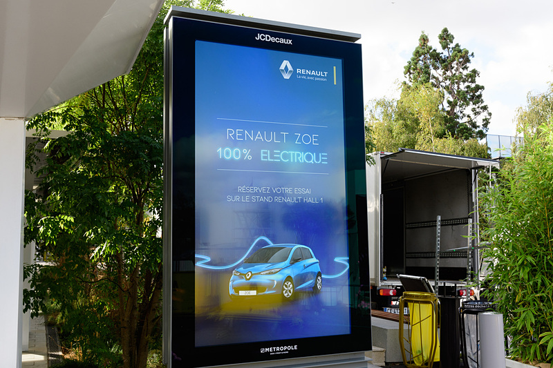 会場内で多く見かけたデジタルサイネージ。各社の予告が掲示されていた