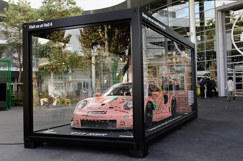 パリモーターショーの会場内に、ル・マン24時間レース クラス優勝の92号車 ポルシェ911 RSRが展示されていた