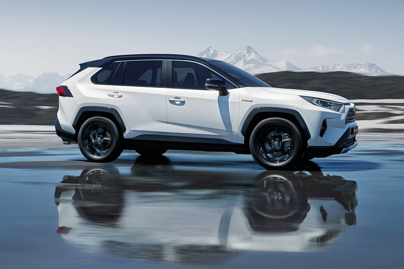新型「RAV4」。ボディサイズは4600×1855×1650mm（全長×全幅×全高）で、ホイールベースは2690mm。パワートレーンは2.5リッターのハイブリッドと、2.0リッターのガソリンエンジンをラインアップ