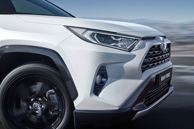 新型「RAV4」。ボディサイズは4600×1855×1650mm（全長×全幅×全高）で、ホイールベースは2690mm。パワートレーンは2.5リッターのハイブリッドと、2.0リッターのガソリンエンジンをラインアップ
