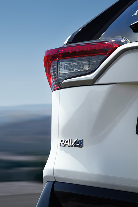 新型「RAV4」。ボディサイズは4600×1855×1650mm（全長×全幅×全高）で、ホイールベースは2690mm。パワートレーンは2.5リッターのハイブリッドと、2.0リッターのガソリンエンジンをラインアップ