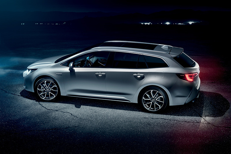 カローラ ツーリング スポーツは、「カローラ スポーツ」のワゴンバージョンとして欧州で開発と製作が行なわれた。赤いボディカラーのカローラ スポーツと比べて全長が長いことが分かる