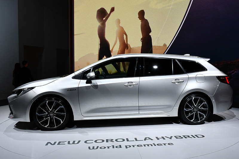 パリモーターショー 2018の会場に展示されているカローラ ツーリング スポーツ