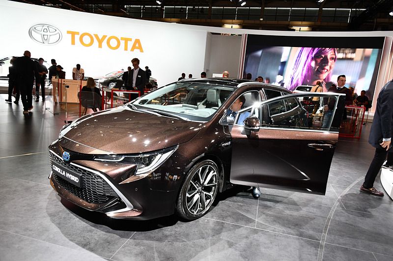 さまざまなカローラが展示されている