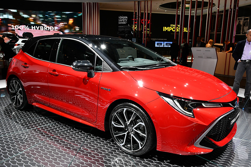 さまざまなカローラが展示されている