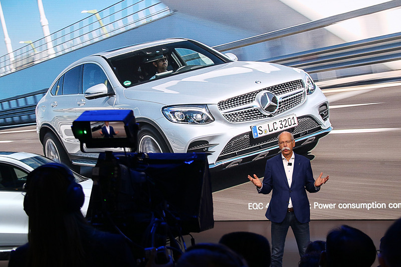 ディーター ・ツェッチェ氏が登壇したプレスカンファレンス