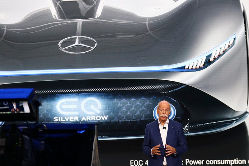 ディーター ・ツェッチェ氏が登壇したプレスカンファレンス