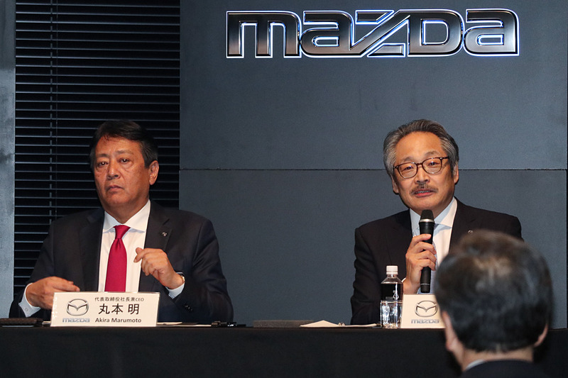 マツダ 技術説明会 2018で登壇したマツダ株式会社 代表取締役社長 兼 CEO 丸本明氏（左）とマツダ株式会社 代表取締役副社長執行役員 藤原清志氏（右）