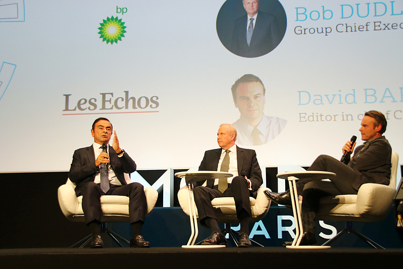 ルノー・日産・三菱アライアンス CEO のカルロス・ゴーン氏（左）、BPグループ最高経営責任者のボブ・ダッドリー氏（中央）らのパネル