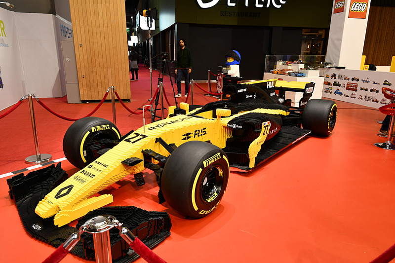 こちらはレゴ製の実物大F1マシン
