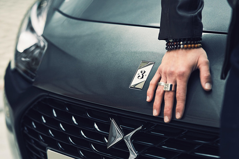 フロントノーズのブランドバッヂを限定車用の専用デザインに変更。フロントグリルはマットブラックとなる