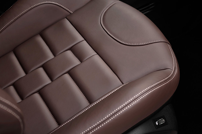 インテリアではアイボリーステッチ入りナッパレザーシート、スペシャルグラフィックを設定するクレーム パルテノンダッシュボードなどを使って「ネオ・ヴィンテージ」の世界観を表現