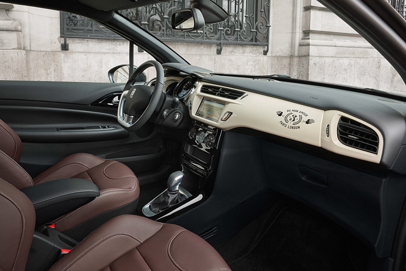 インテリアではアイボリーステッチ入りナッパレザーシート、スペシャルグラフィックを設定するクレーム パルテノンダッシュボードなどを使って「ネオ・ヴィンテージ」の世界観を表現