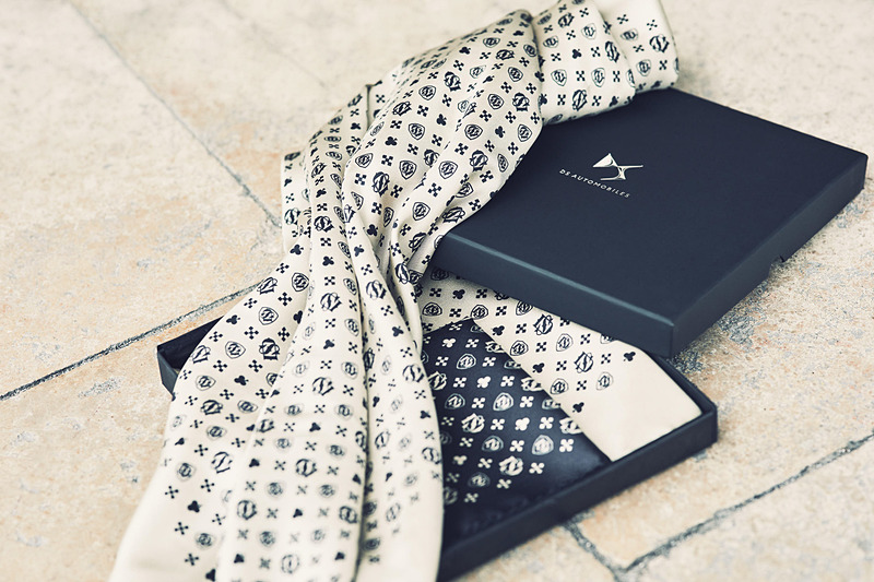 オーナーノベルティとしてプレゼントされる「DS 3 CAFE RACERモノグラムシルクスカーフ＆チーフセット」