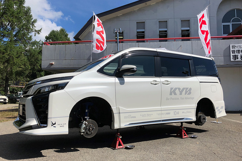 「NEW SR MC」を装着したトヨタ自動車「ヴォクシー」のデモカーも展示していました。ヴォクシー/ノア用は第2弾として発売準備中だそうです