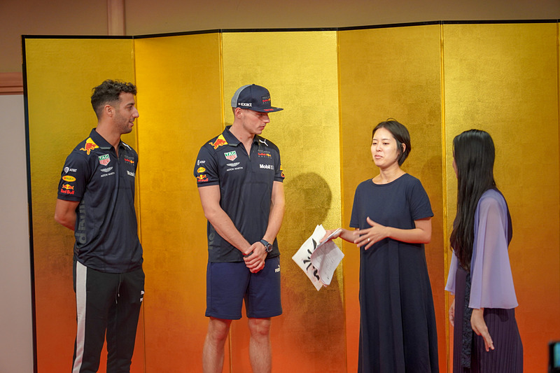 2人で書道家から説明を受ける