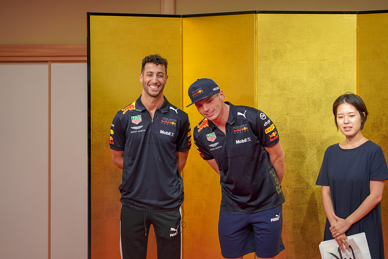 2人で書道家から説明を受ける