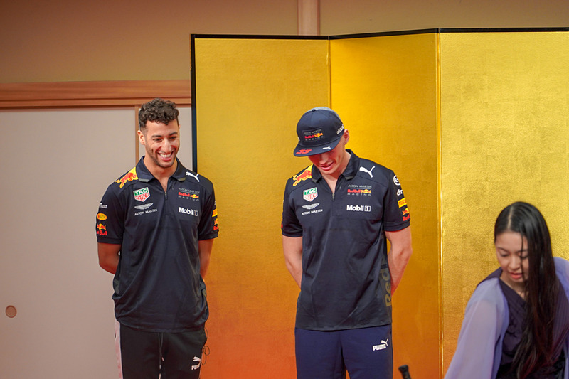 書道家の実演を興味深げに見る2人