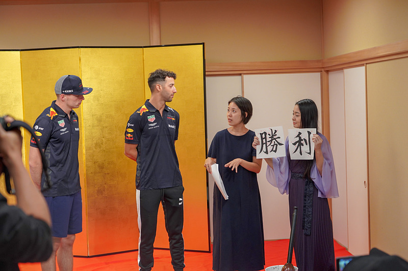 勝利の意味を説明されている2人