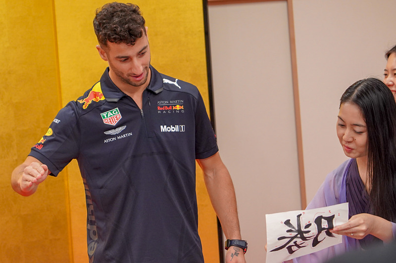 サンプルを例に書き方を確認するリカルド選手