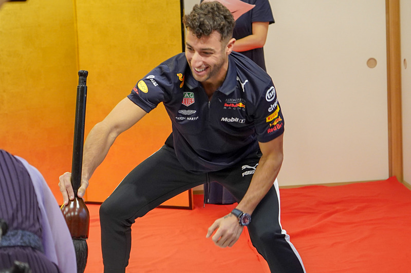 真剣な表情で書くリカルド選手