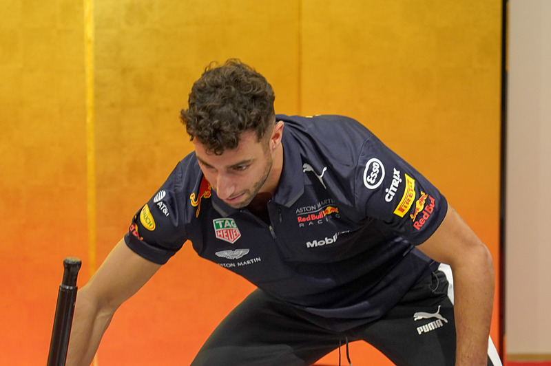 真剣な表情で書くリカルド選手