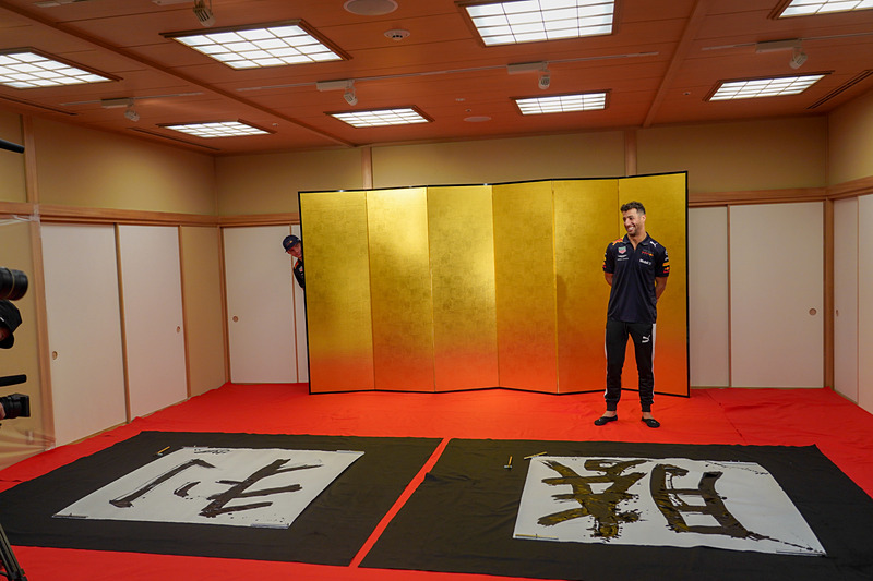 出来映えに納得いかず屏風の後ろに隠れるフェルスタッペン選手