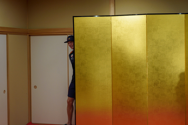 出来映えに納得いかず屏風の後ろに隠れるフェルスタッペン選手