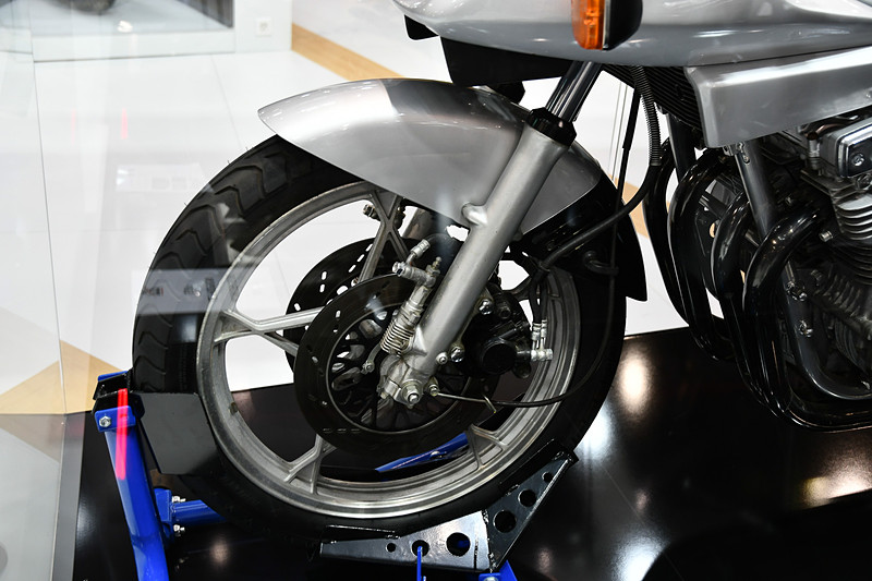 スズキの標準デザインともいえる星型キャストホイール