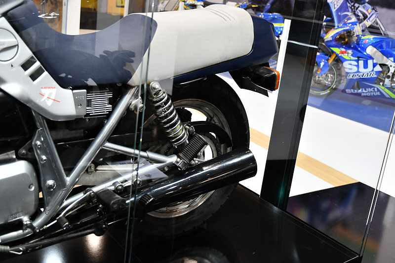 リアスイングアームは2本サス。モノサス革命が来る以前のバイク
