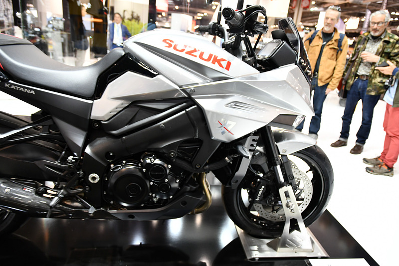 前傾した「SUZUKI」のロゴが印象的